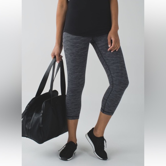 Lululemon Wunder Under Crop II - Picture 1 of 4